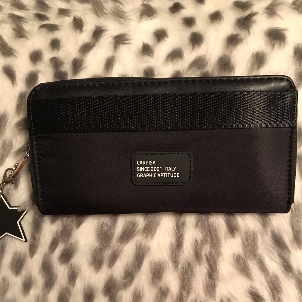 Caprisa, Black wallet